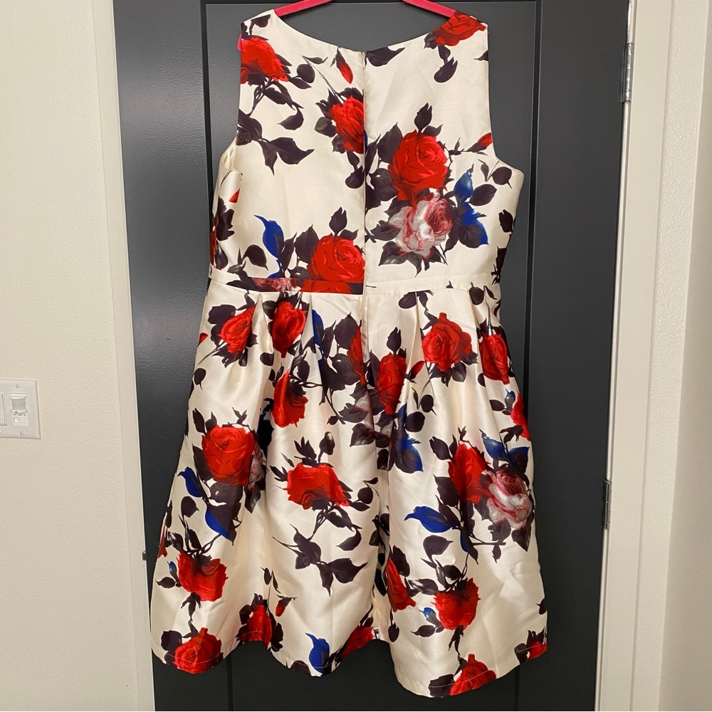 Chi Chi London curve dress - Picture 3 of 4